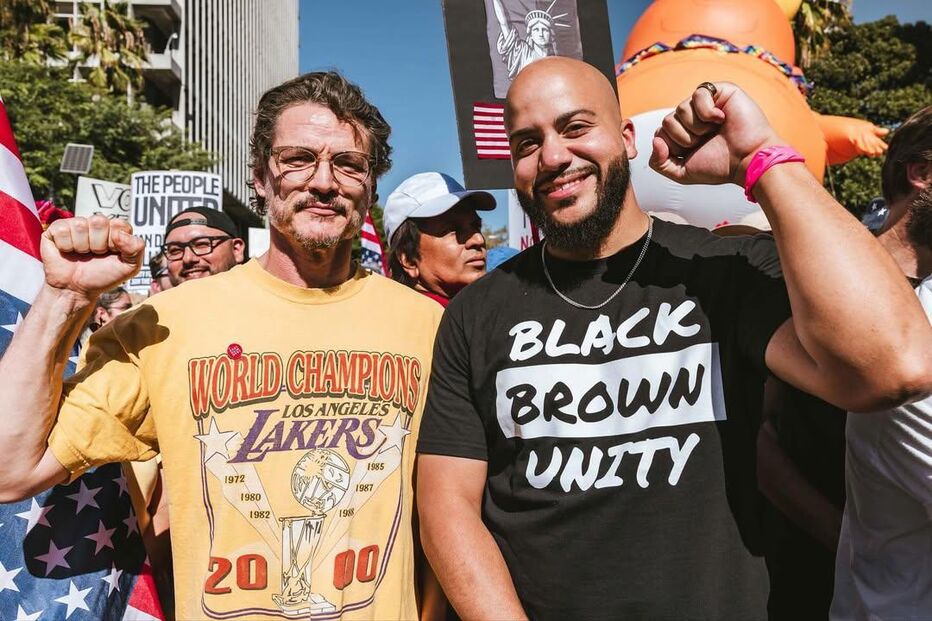Pedro Pascal junta-se a manifestação pela união entre negros e pardos.
