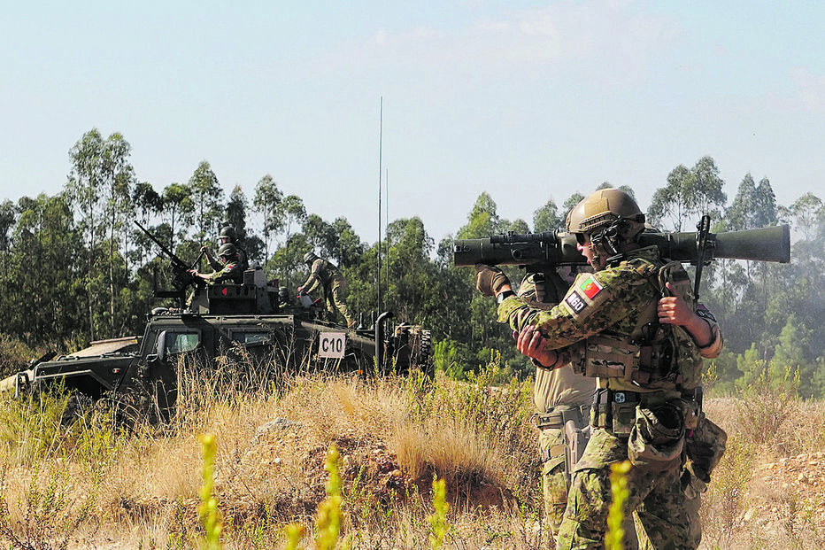 Militares treinam com lança-foguetes, em cenário que simula a campanha na RCA