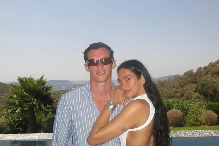 Callum Turner revela como conheceu Dua Lipa num jantar em Los Angeles