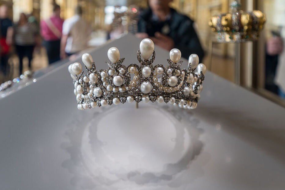 Tiara da imperatriz Eugénia, roubada do Museu do Louvre, entre outras peças da coroa francesa