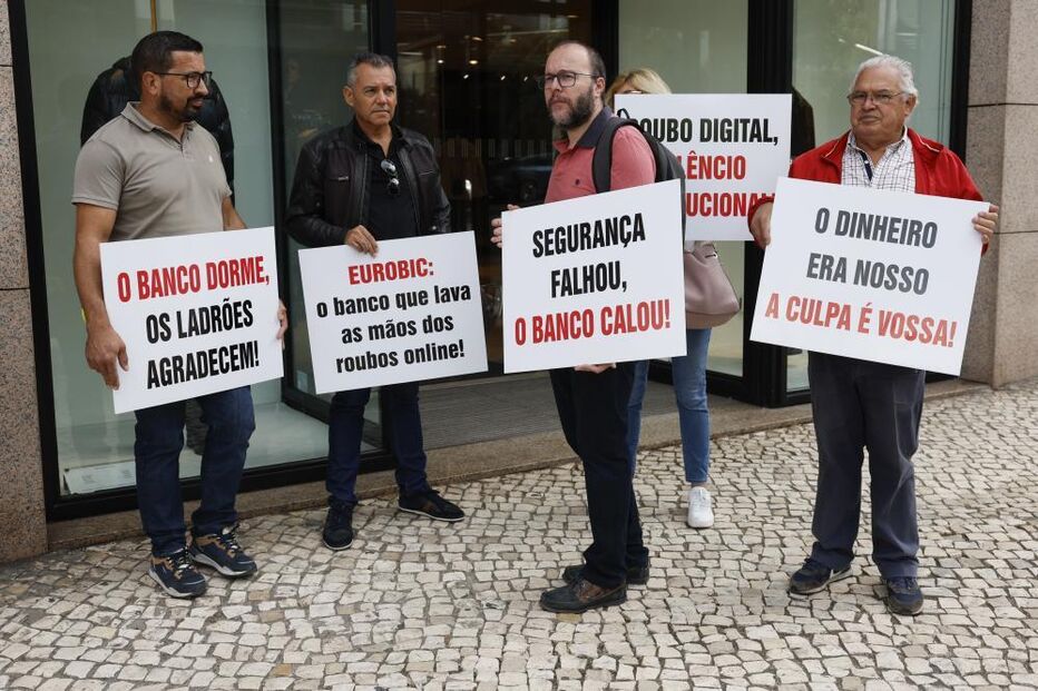 Clientes do Eurobic protestam contra o banco em Lisboa após fraude
