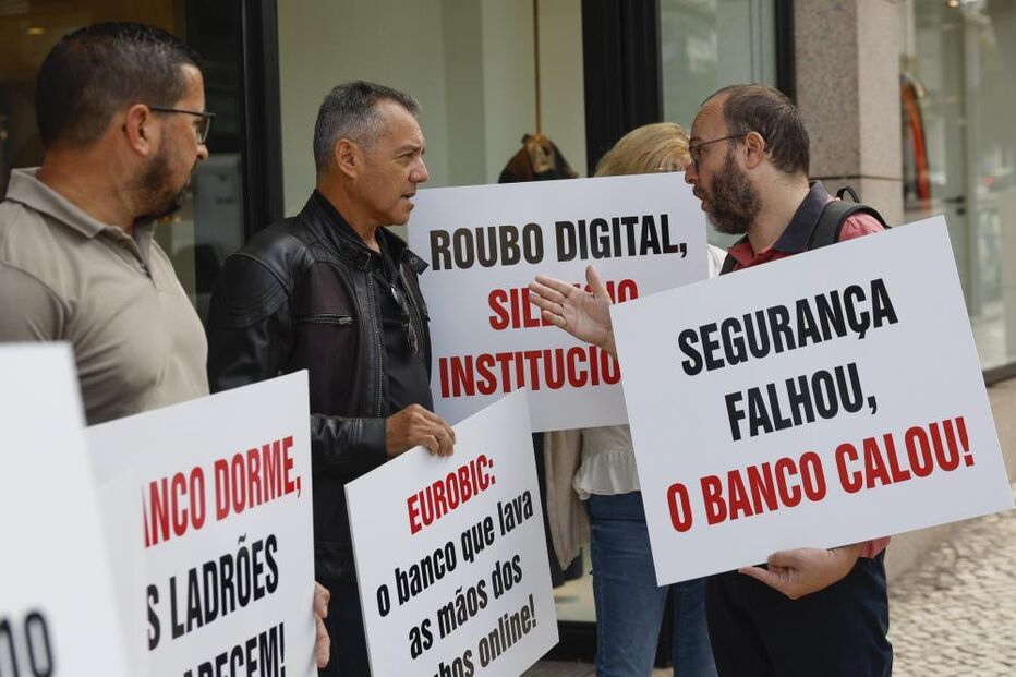 Clientes protestam contra o Eurobic por alegadas fraudes e falta de apoio