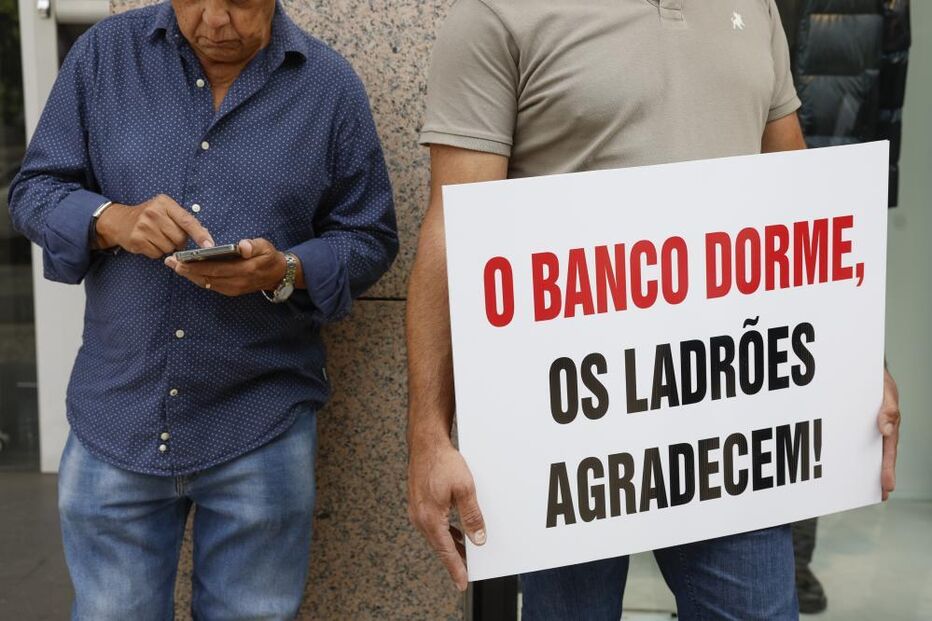 Clientes lesados protestam em Lisboa contra o Eurobic após fraude de transferências não autorizadas
