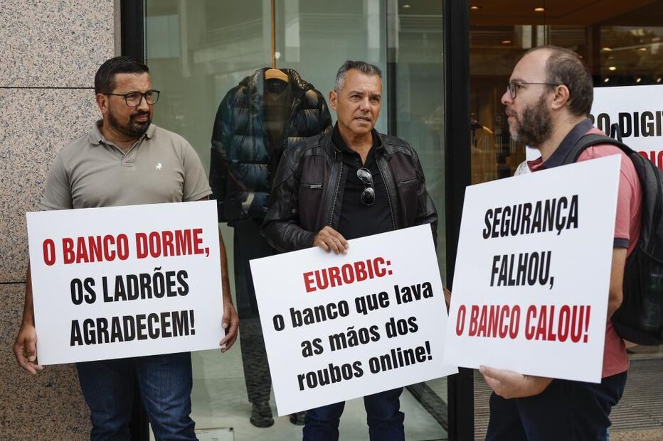 Clientes protestam contra o Eurobic após alegadas fraudes