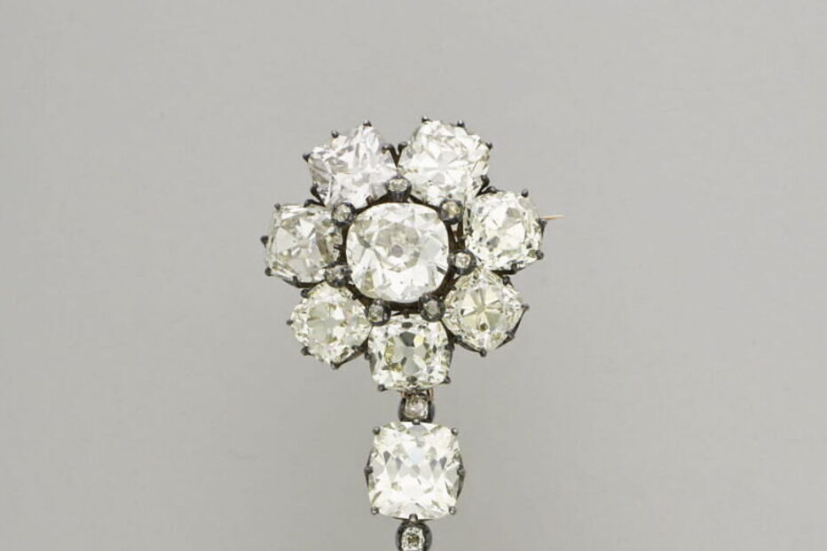 Saque no Louvre: tiara da imperatriz Eugénia e outras jóias valiosas roubadas