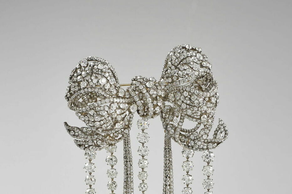 Nó de corsage decorativo roubado no Museu do Louvre, em Paris