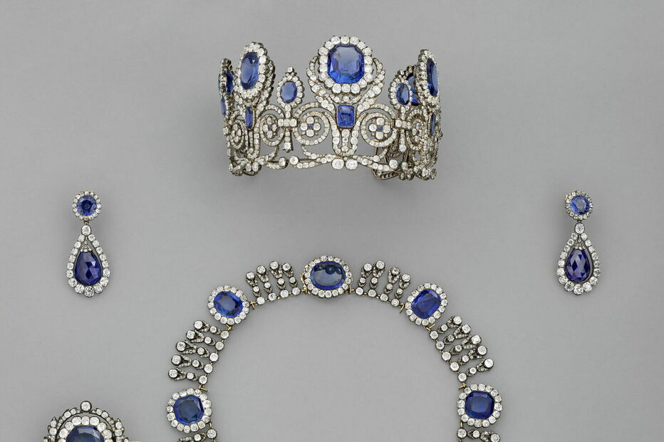 Roubo de joias da coroa francesa no Museu do Louvre inclui tiara da imperatriz Eugénia e safiras de Maria Amélie