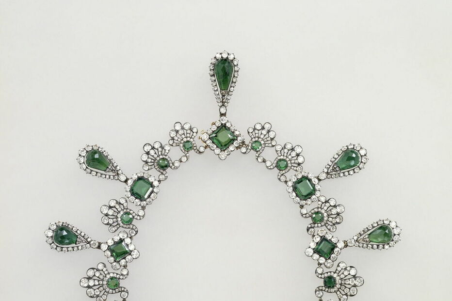 Saque no Louvre: roubo de colar de esmeraldas e outras joias históricas