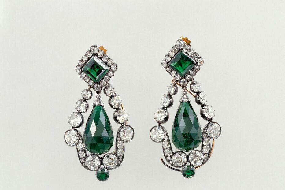 Roubo no Louvre inclui brincos de esmeralda de Maria Luísa, prenda de Napoleão