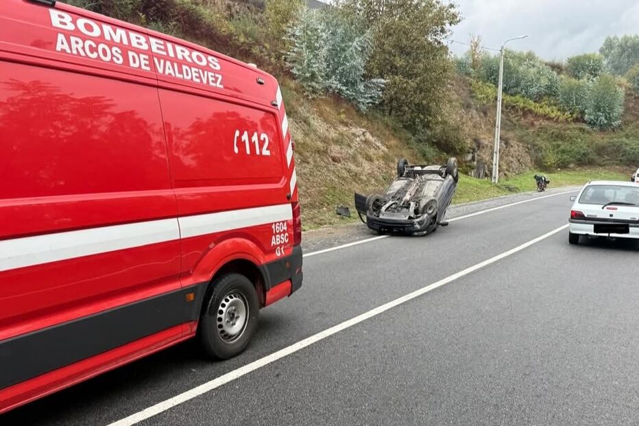 Carro capotado em Arcos de Valdevez; Bombeiros socorrem condutora ilesa