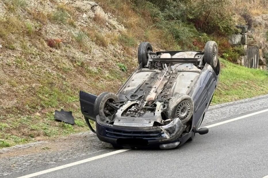 Despiste em Arcos de Valdevez: condutora sai ilesa após capotamento