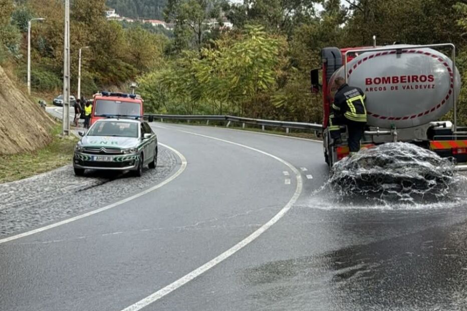 Arcos de Valdevez: condutora sai ilesa após capotamento. Bombeiros Voluntários prestaram auxílio