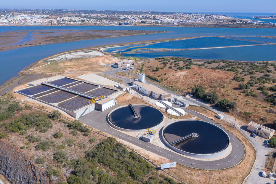 Vista aérea da estação de tratamento de águas residuais em Faro