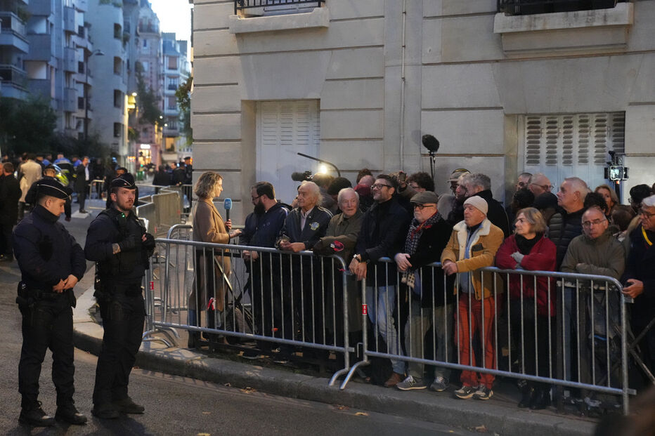 Sarkozy enfrenta pena de prisão com apoio popular em Paris