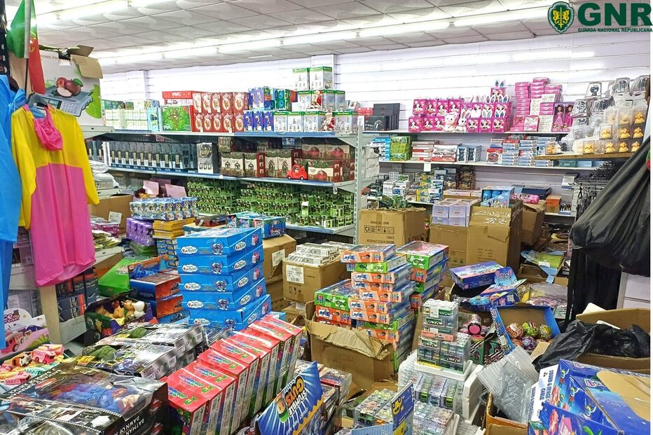 GNR detém sete homens em Vila do Conde e apreende 23 mil artigos contrafeitos