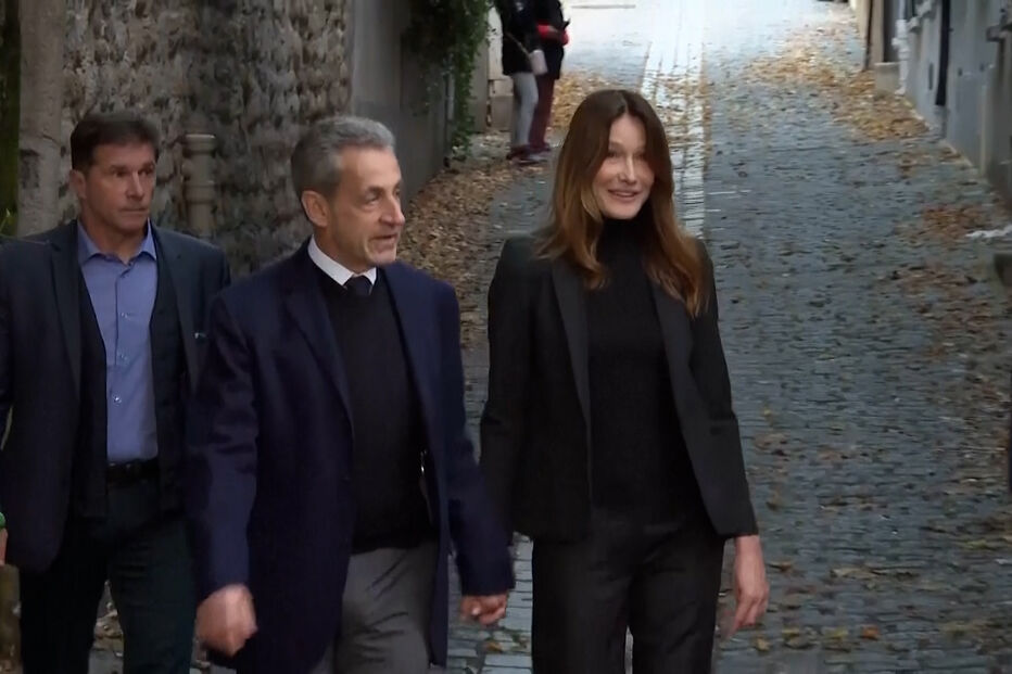 Sarkozy e Carla Bruni de mãos dadas antes da entrada do ex-presidente na prisão