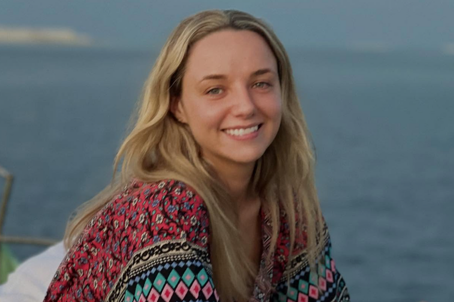 Influencer e nutricionista australiana, Stacey Hatfield, morre após parto em casa