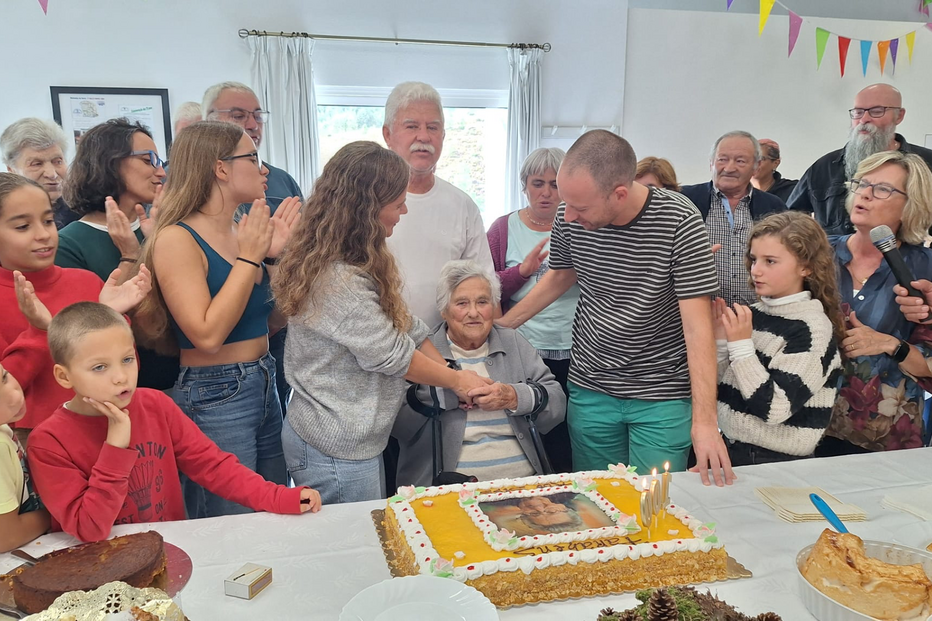 Celebração de aniversário com bolo decorado e família reunida