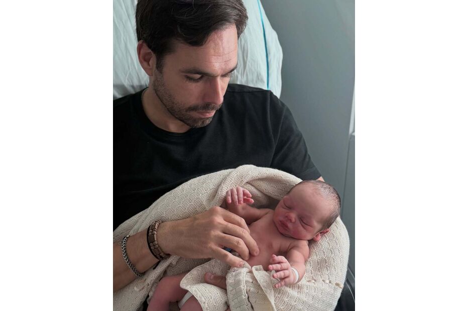 Ricardo Martins Pereira apresenta o filho recém-nascido, Manuel