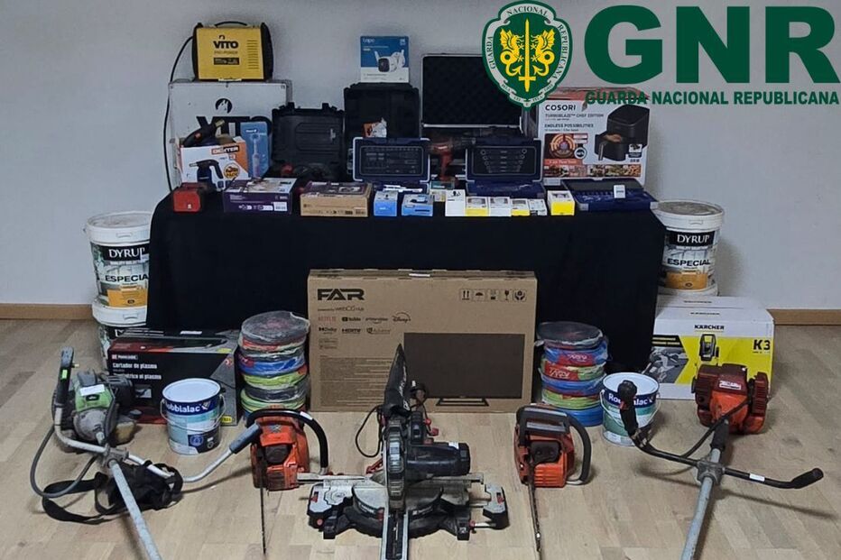 Dez detidos da operação 'Backbone' presentes a tribunal por furtos e tráfico de droga