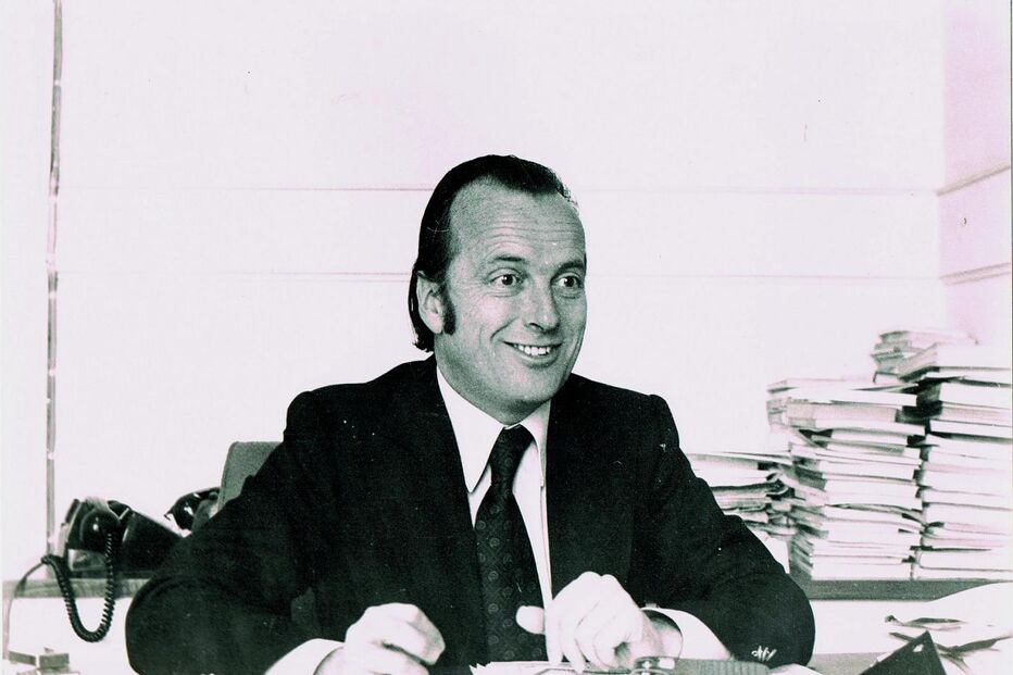 Francisco Pinto Balsemão na redação de um jornal