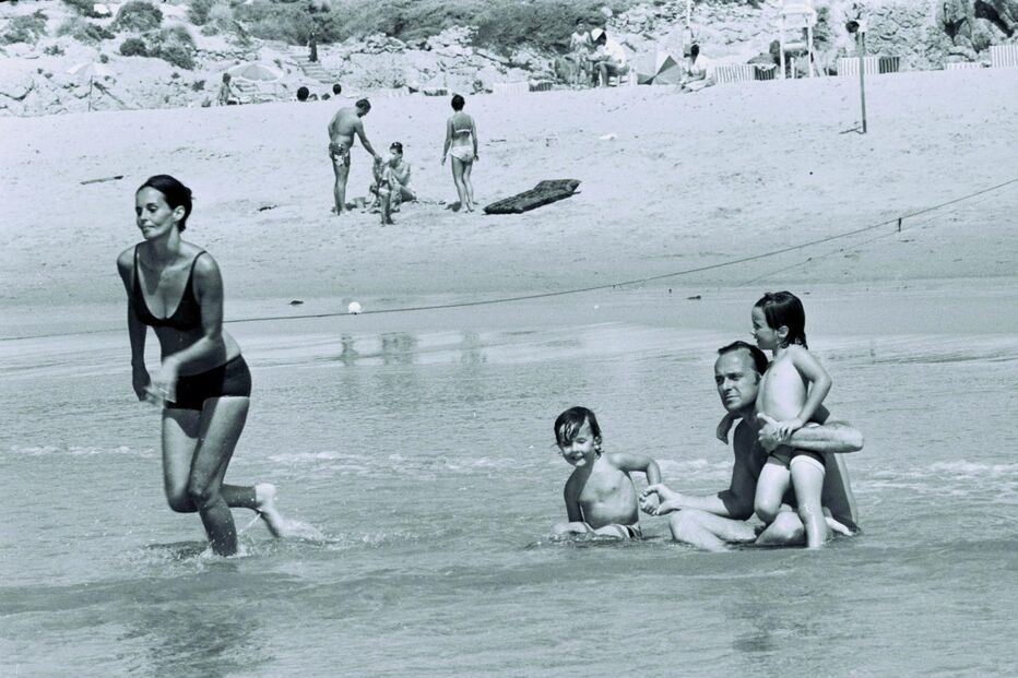 Francisco Balsemão na praia com os filhos em 1971