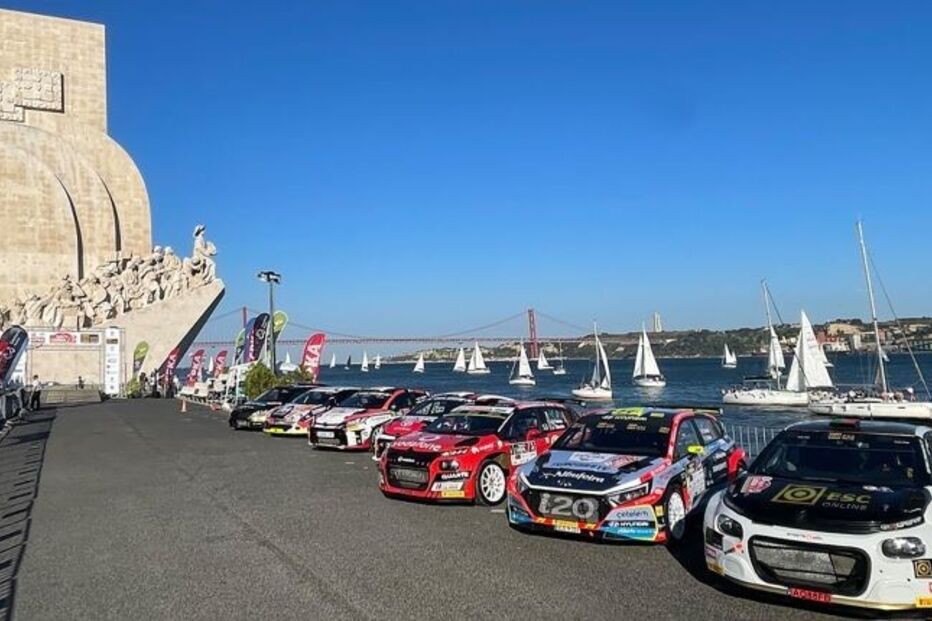 Competição automóvel em Lisboa, junto ao rio Tejo e ao Padrão dos Descobrimentos