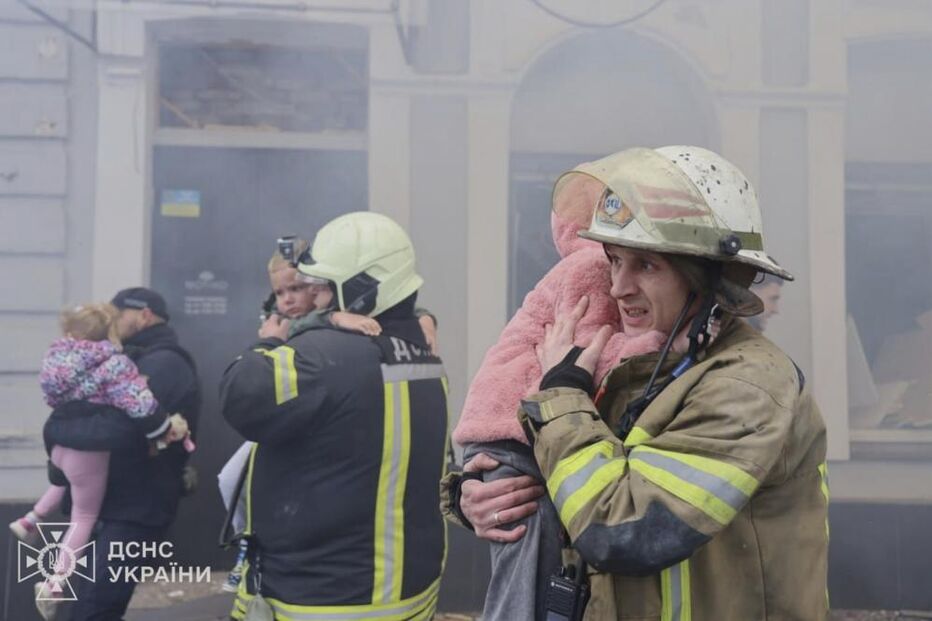 Bombeiros retiram crianças do infantário atingido em Kharkiv