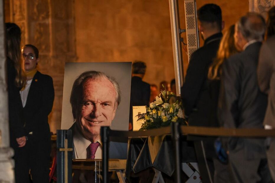 Cerimónias fúnebres de Pinto Balsemão no Mosteiro dos Jerónimos contam com Marcelo e Montenegro