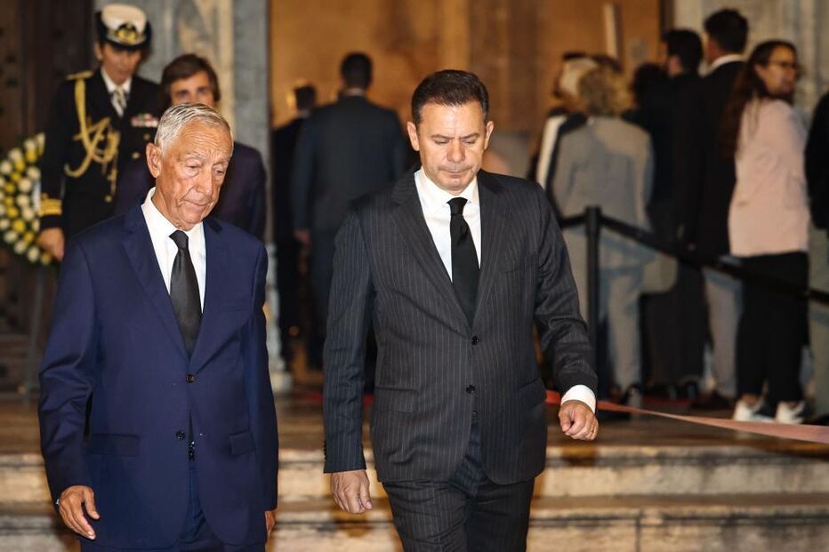 Marcelo Rebelo de Sousa e Luís Montenegro no velório de Pinto Balsemão, nos Jerónimos