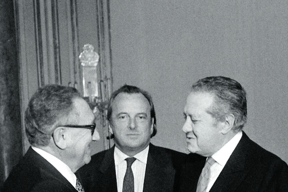 Balsemão, Kissinger e político em reunião. Legado de liberdade e inovação