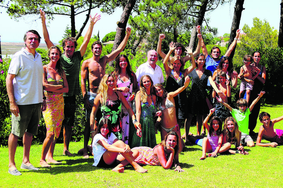 Balsemão e a mulher ‘Tita’, com os filhos e netos no verão 