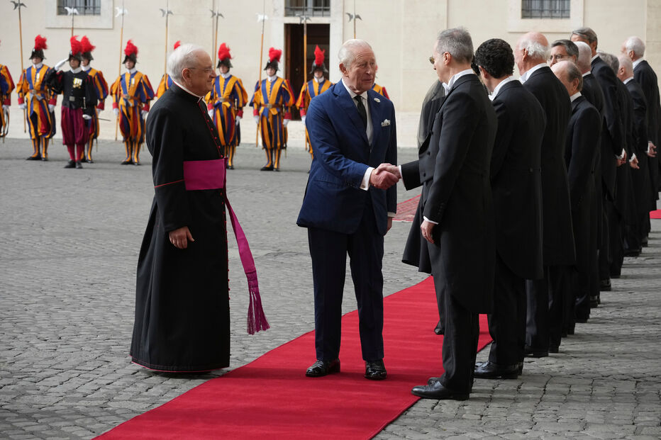 Carlos III encontra-se com Leão XIV no Vaticano para reza histórica.
