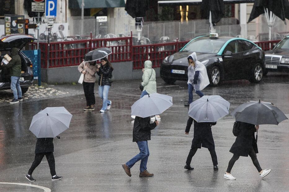 Chuva forte em dez distritos de Portugal continental, incluindo Lisboa, devido à depressão Benjamim