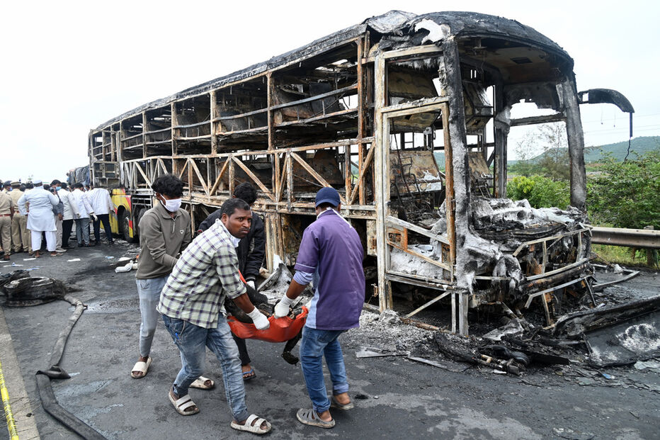Índia: Autocarro incendiado após colisão perto de Kurnool causa 25 mortos