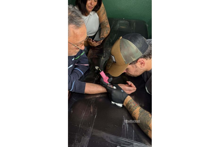 Carlos Cruz faz tatuagem dedicada às filhas com o tatuador Badlucknel
