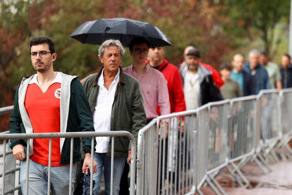 Eleições no Benfica: fila de sócios vota sob chuva