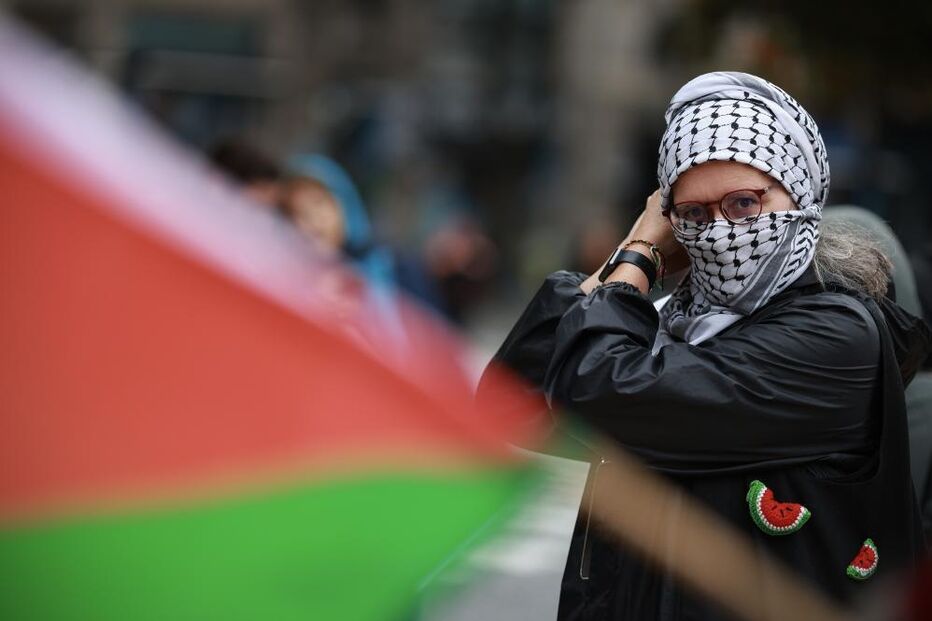 Manifestantes no Porto criticam lei sobre burca e alertam para problemas graves no país