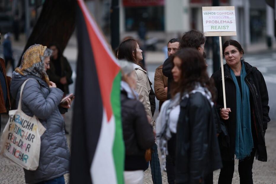 Manifestantes no Porto contestam lei sobre burca e alertam para problemas reais