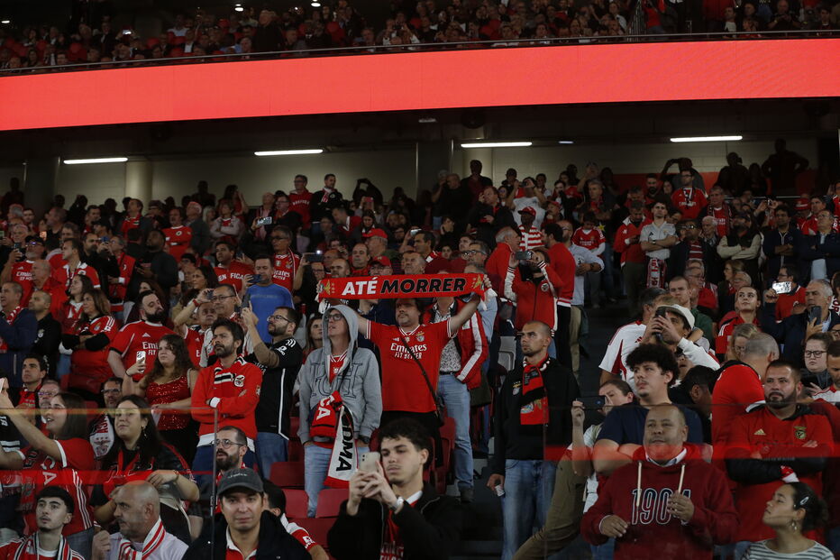 Benfiquistas apoiam equipa no Estádio da Luz, antes do jogo com o Arouca