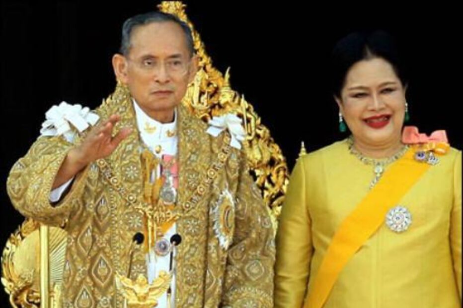 O rei Bhumibol Adulyadej e a rainha Sirikit da Tailândia num evento oficial