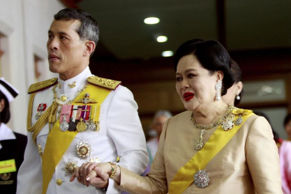 O rei Vajiralongkorn e a rainha Sirikit num evento oficial