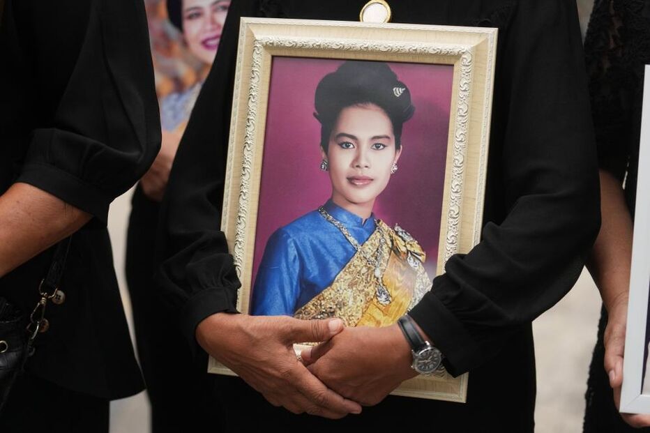 Imagem de apoiantes com fotografia da princesa Bajrakitiyabha Mahidol