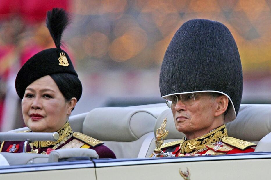 O rei Vajiralongkorn e a rainha Suthida da Tailândia num carro