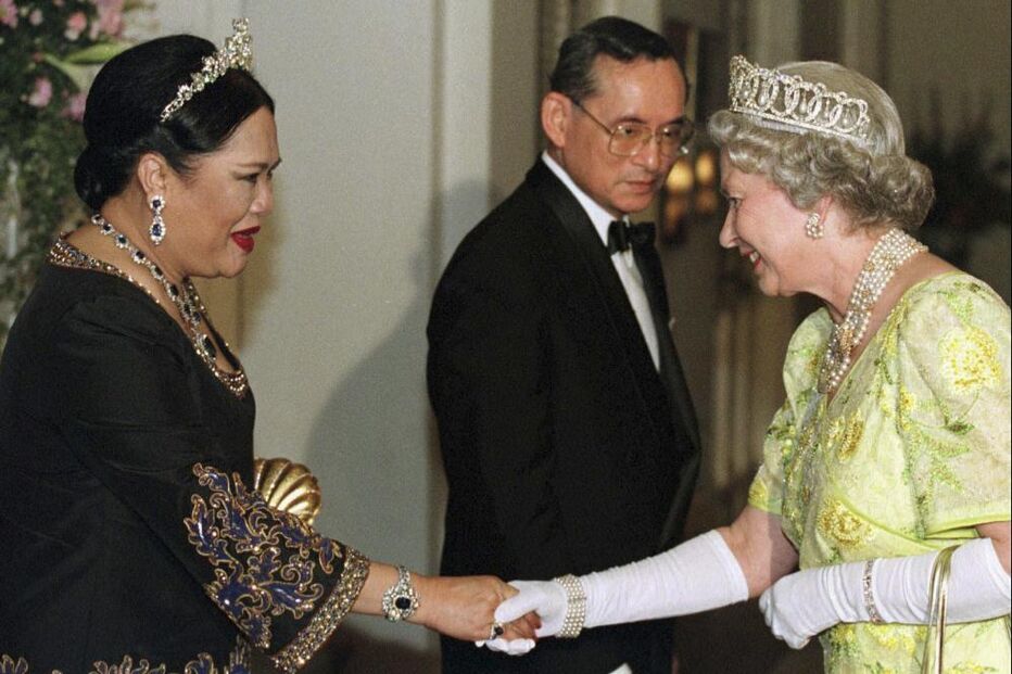 A rainha Isabel II cumprimenta uma mulher num evento formal