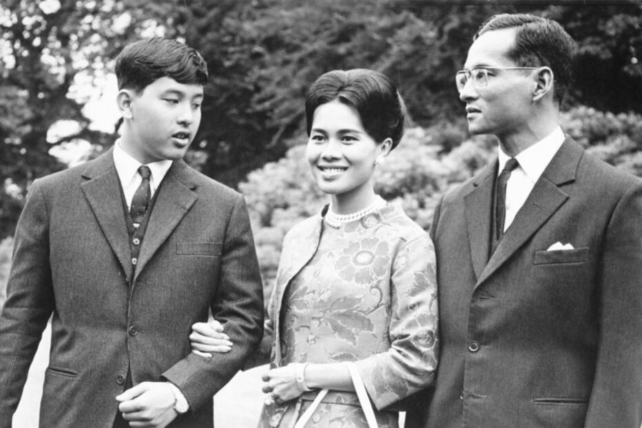 O rei Bhumibol Adulyadej e a rainha Sirikit com o príncipe Vajiralongkorn em visita oficial