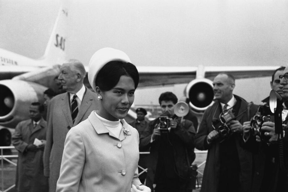 Fotógrafos capturam a chegada de Sirikit, rainha da Tailândia, num aeroporto