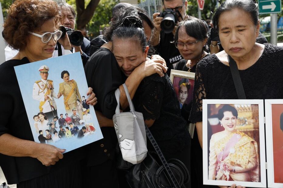 Pessoas mostram fotos da realeza tailandesa e lamentam