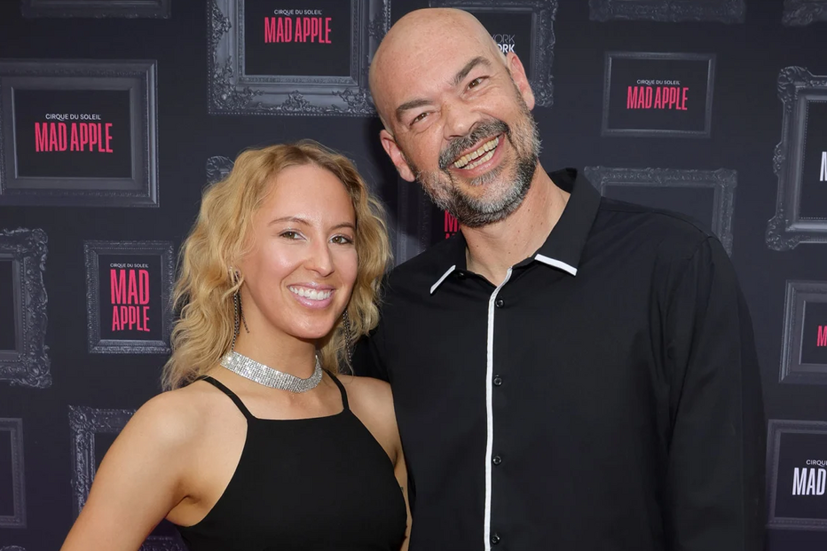 Apresentador Aaron Goodwin descobre plano da esposa para o assassinar