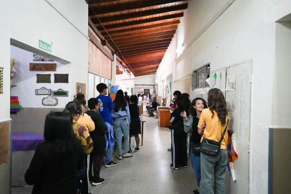 Oposição peronista derrota partido de Milei nas legislativas em Buenos Aires.
